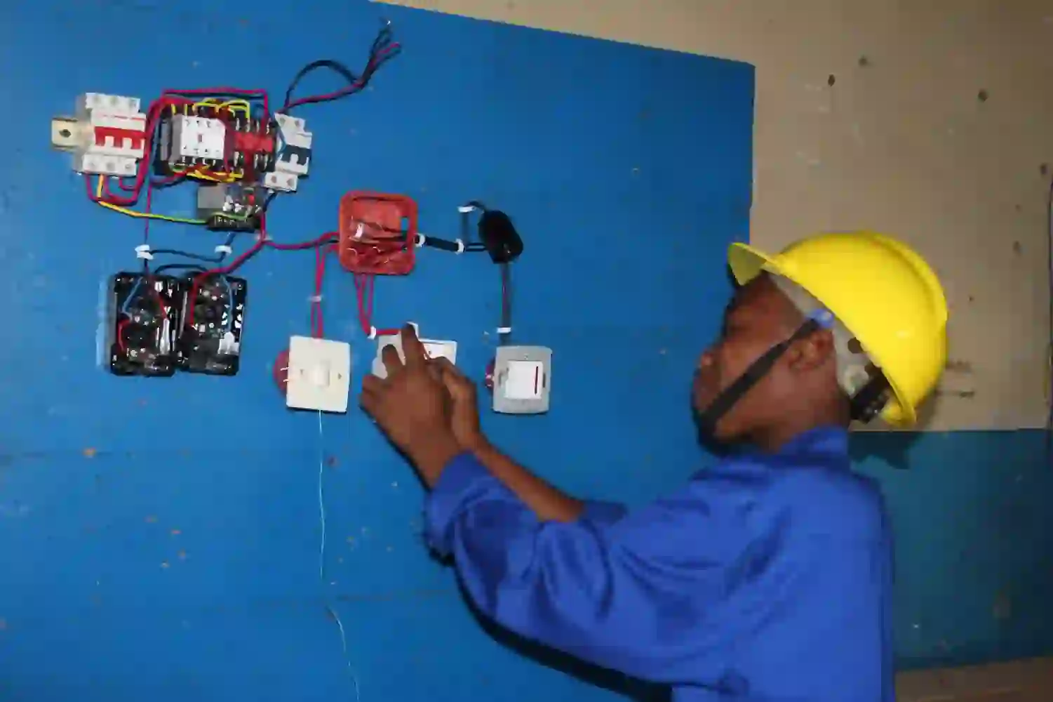 Abanyeshuri baragaragaza ubumenyi ngiro bigishijwe.